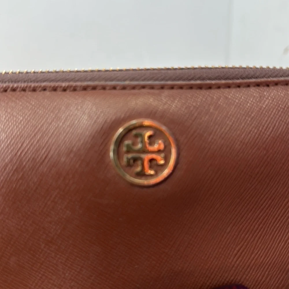 Tory Burch Robinson Zip Continental Wallet in chocolate